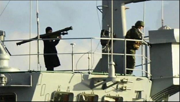 Binh sĩ Nga vác súng phóng tên lửa trên tàu Ceasar Konikov (Nguồn: Hurriyet)