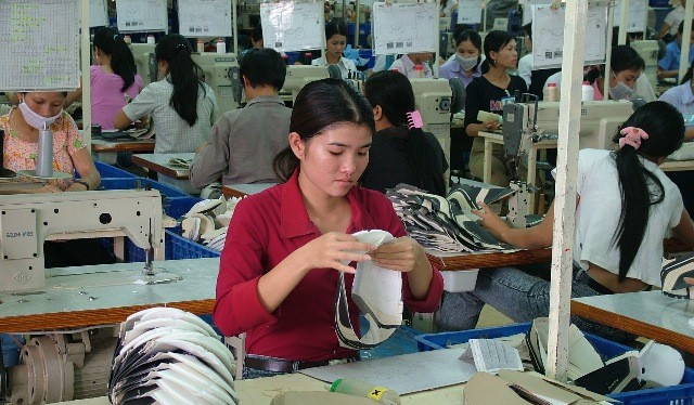 Sản xuất giày da xuất khẩu tại Cty giày Thánh Bình (Bình Phước)