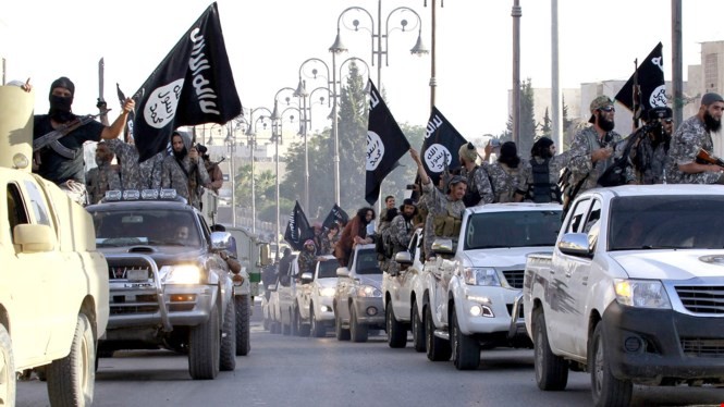 Phiến quân IS diễu hành trên đường phố Raqqa, Syria tháng 6.2015 - Ảnh: Reuters
