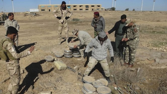 Binh sĩ Iraq dọn mìn do IS gài ở Ramadi - Ảnh: WSJ