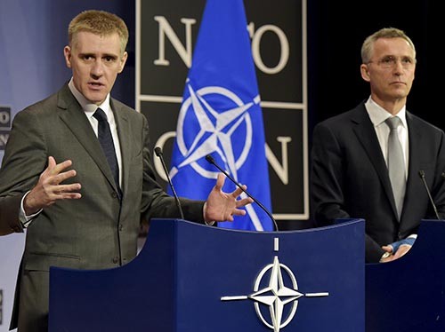 Ngoại trưởng Montenegro Igor Luksic (trái) và Tổng Thư ký NATO Jens Stoltenberg tại cuộc họp báo hôm 2-12 Ảnh: REUTERS