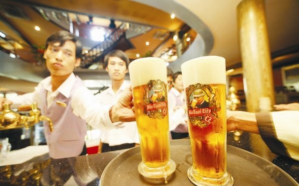 Bia bán bên trong một nhà hàng - Ảnh: Minh Khuê