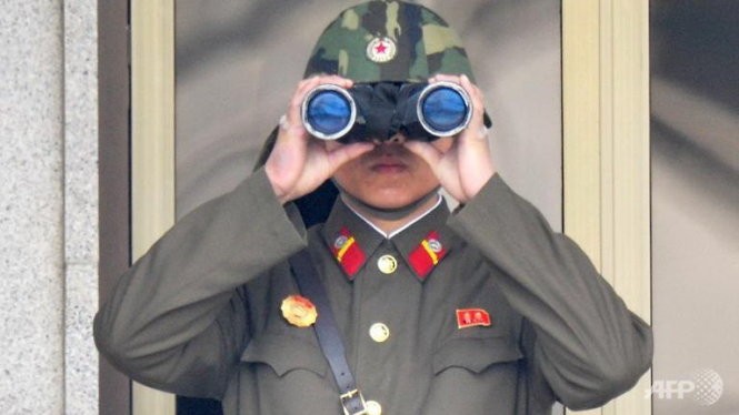 Một binh lính CHDCND Triều Tiên canh gác tại Bàn Môn Điếm - Ảnh: AFP