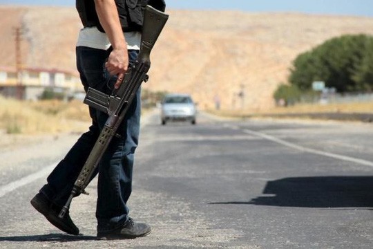 Lực lượng an ninh Thổ Nhĩ Kỳ đứng gác tại một chốt kiểm tra trên đường dẫn vào thị trấn phía Đông Nam Silvan, Thổ Nhĩ Kỳ Ảnh: REUTERS