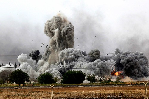 Một cuộc không kích của liên minh do Mỹ dẫn đầu nhằm vào mục tiêu IS. Ảnh: AFP