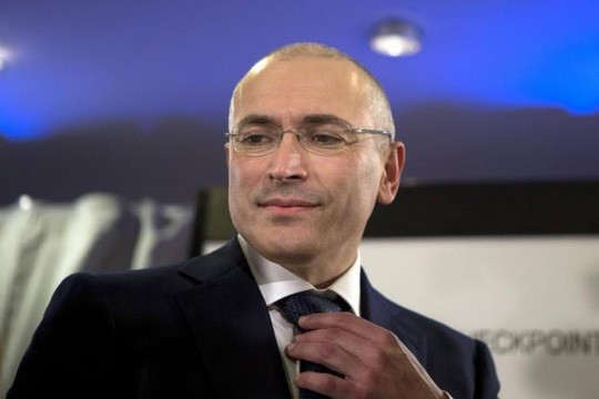 Mikhail Khodorkovsky tham dự một buổi họp báo ở Berlin, Đức vào năm 2013. Ảnh: Reuters