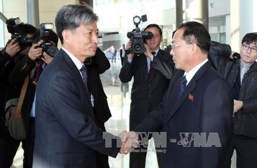 Thứ trưởng Bộ Thống nhất Hàn Quốc Hwang Boo-gi (trái) và lãnh đạo Ủy ban Thống nhất hòa bình Triều Tiên Jon Jong-Su (phải) trước cuộc hội đàm. Ảnh: AFP/TTXVN