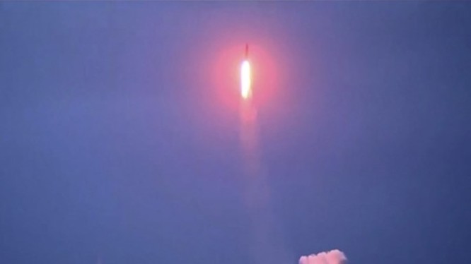Tên lửa Sineva phóng đi từ tàu ngầm hạt nhân Verkhoturye lớp 667BDRM Dolphin từ biển Barents ngày 12.12.2015 - Ảnh: Youtube