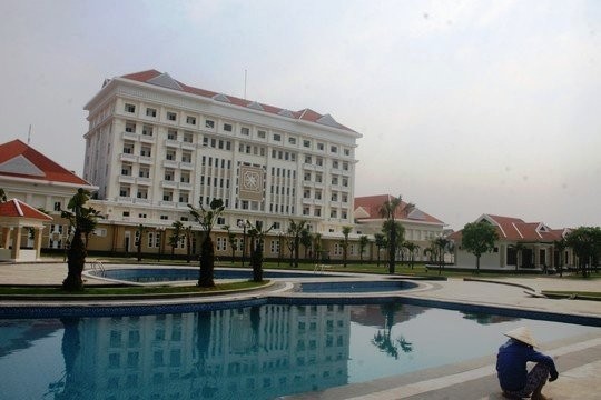 Nhà khách tỉnh Quảng Nam, với kinh phí xây dựng 188 tỉ đồng từ ngân sách nhà nước, khiến nhiều người lầm tưởng là khu resort hoặc khách sạn cao cấp. (Ảnh: báo Tuổi trẻ)