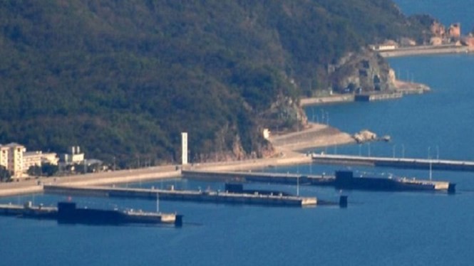 Ba tàu ngầm lớp Tấn tại bờ biển thuộc đảo Hải Nam - Ảnh: Sinodefenceforum.com