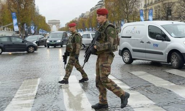 Hiến binh Pháp đang tuần tra tại thủ dô Paris sau vụ khủng bố liên hoàn hôm 13.11