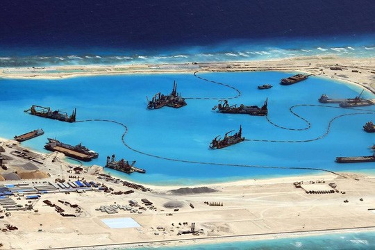 Một trong các đảo nhân tạo do Trung Quốc xây dựng phi pháp ở biển Đông. Ảnh: EPA
