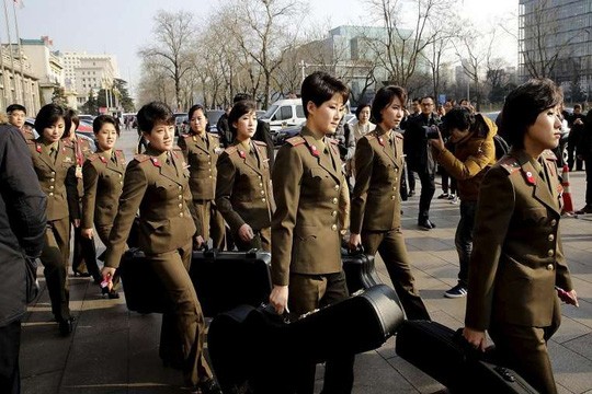 Ban nhạc Moranbong rời Bắc Kinh hôm 12-12. Ảnh: Reuters