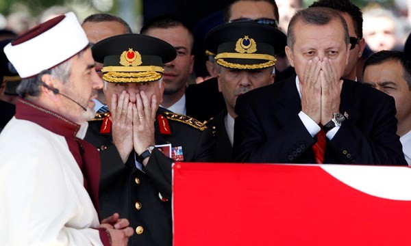 Ông Erdogan trong lễ tang 2 phi công TNK bị Syria bắn rơi hồi tháng 6.2012