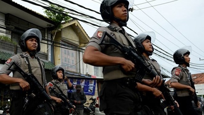 Cảnh sát chống bạo động của Indonesia được triển khai sau những vụ xô xát bên trong một nhà tù trên đảo du lịch Bali hôm 17.12 - Ảnh: AFP