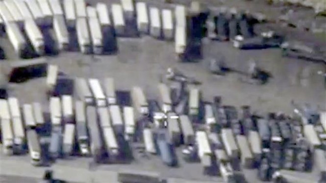 Ảnh chụp những chiếc xe chở dầu của IS tại biên giới Syria -Thổ Nhĩ Kỳ - Ảnh: Reuters