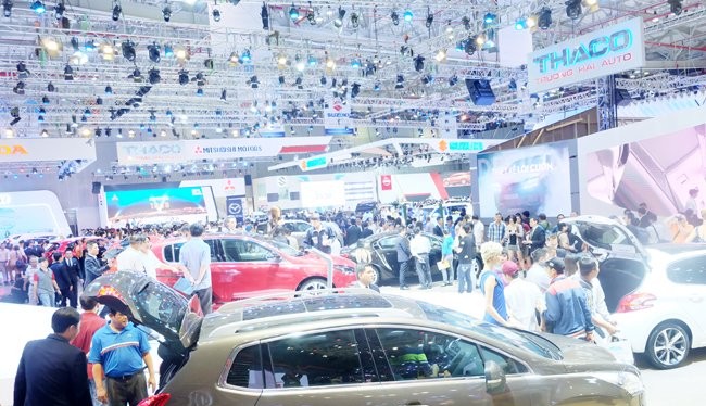 Thị trường ô tô tháng sau luôn cao hơn tháng trước đó trong suốt 11 tháng qua. Trong ảnh là nhiều người tiêu dùng TPHCM đến xem triển lãm ô tô vào tháng 10 qua tại TPHCM - Ảnh: Quốc Hùng
