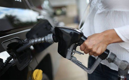 Tại một số bang Mỹ, giá xăng đã xuống dưới ngưỡng 1,8 USD/gallon - Ảnh: Getty/WSJ.