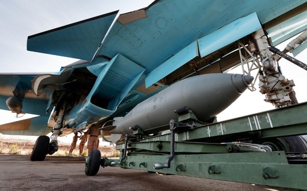 Clip cận cảnh cách “thú mỏ vịt” Su-34 ném bom đánh IS