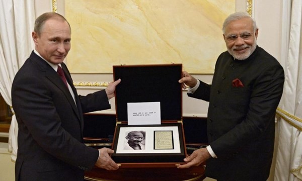 Thủ tướng Narendra Modi và Tổng thống Putin ngày 23.12 trong buổi trao quà tại điện Kremlin