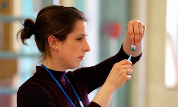Một y tá chuẩn bị tiêm ngừa vắc xin cho trẻ tại Anh. Ảnh: Athena