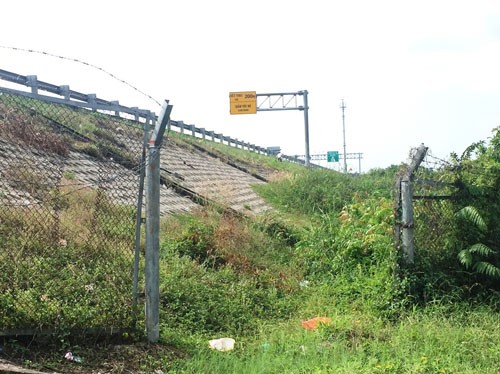 Người dân tự ý cắt rào chắn làm cổng để vào đường cao tốc TP HCM - Trung Lương Ảnh: MINH SƠN
