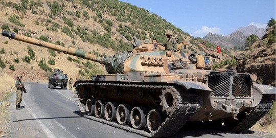 Quân đội Thổ Nhĩ Kỳ bác bỏ tuyên bố của lực lượng người Kurd cho rằng một loạt xe tăng của Thổ Nhĩ Kỳ đã vượt qua biên giới. Ảnh: REUTERS