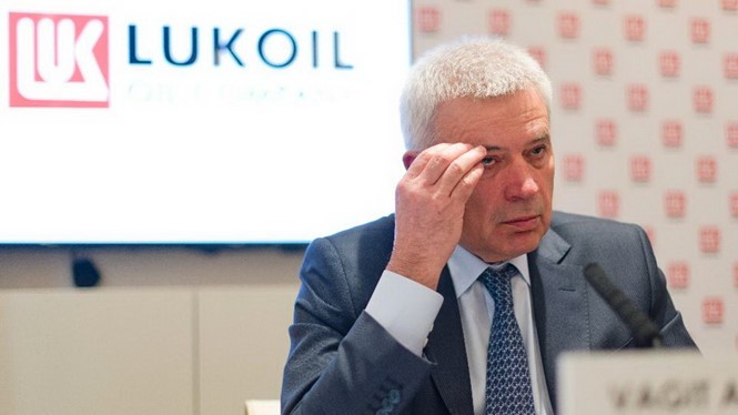 Vagit Alekperov, Giám đốc tập đoàn dầu mỏ Lukoil (Nga), tuyên bố công ty ông sẽ rút khỏi Lithuania và các nước Baltic khác vì làn sóng bài Nga đang tăng cao - Ảnh: AFP