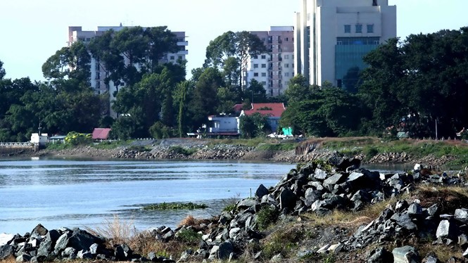 Hiện trường vụ “lấp sông Đồng Nai làm dự án” ngày 29.12 - Ảnh: Đào Ngọc Thạch