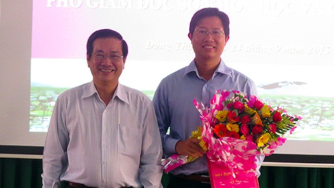 Ông Huỳnh Minh Tuấn (phải) giám đốc sở trẻ nhất của tỉnh Đồng Tháp - Ảnh: Ông Tuấn lúc được bổ nhiệm làm phó giám đốc sở - cổng thông tin điện tử Đồng Tháp