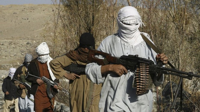 Các tay súng Taliban đang thách thức tham vọng vươn vòi toàn cầu của IS - Ảnh: Reuters