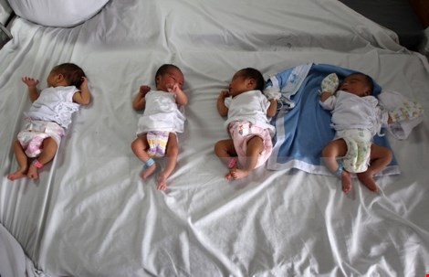 Trẻ em mới sinh tại một bệnh viện ở Manila, Philippines. (Nguồn: AFP/TTXVN)