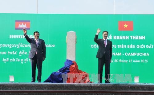 hủ tướng Chính phủ Nguyễn Tấn Dũng và Thủ tướng Chính phủ Hoàng gia Campuchia Hun Sen chủ trì Lễ khánh thành Cột mốc 275 trên biên giới đất liền Việt Nam - Campuchia.