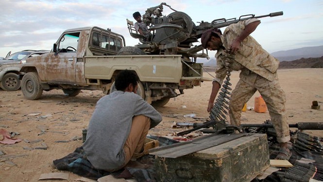 Dân quân trung thành với Tổng thống Abdu Rabbu Mansour Hadi (Yemen) chuẩn bị đạn dược tấn công quân Houthi - Ảnh: AFP
