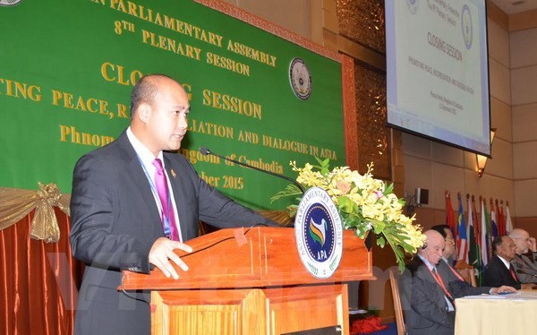 Nghị sỹ Hun Many đọc Tuyên bố Phnom Penh tại phiên bế mạc Hội nghị lần thứ 8 các Nghị viện châu Á. (Ảnh: Trần Chí Hùng/Vietnam+)