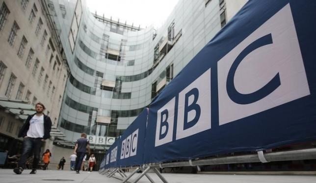 Hàng rào trước trụ sở và trường quay của BBC ở Portland Place, thủ đô London của Anh. (Nguồn: Reuters)