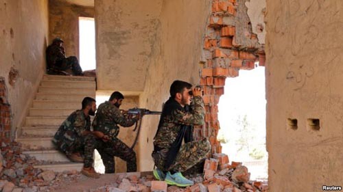 Lực lượng Các đơn vị bảo vệ người Kurd (YPG) theo dõi hoạt động của IS ở TP Hasaka - Syria Ảnh: REUTERS
