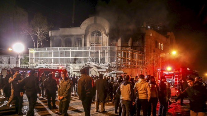 Khói bốc lên từ Đại sứ quán Saudi Arabia ở Iran, nơi bị người dân đốt phá - Ảnh: Reuters