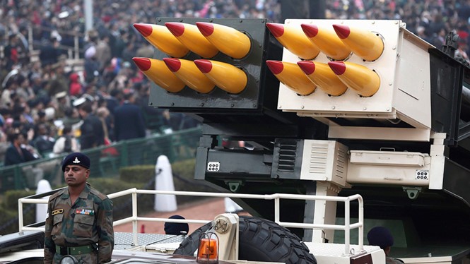 Hệ thống tên lửa phóng hàng loạt Pinaka trong lễ duyệt binh ngày 26.1.2015 ở New Delhi, Ấn Độ - Ảnh: Reuters