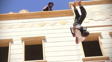 IS thả người bị buộc tội đồng tính từ trên mái nhà hoặc tòa tháp xuống. Ảnh minh họa