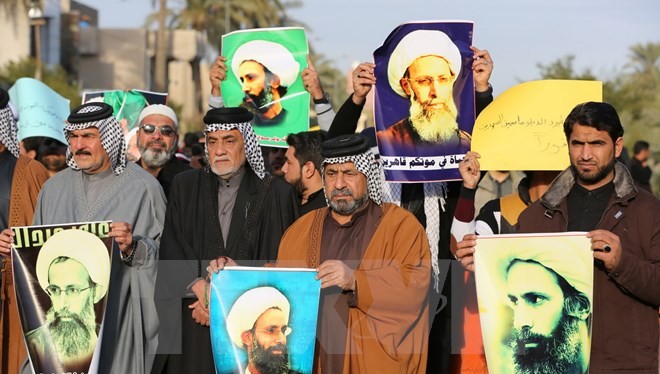 Người biểu tình phản đối việc xử tử một giáo sỹ Hồi giáo dòng Shi’ite tại Baghdad, Iraq ngày 3/1. (Ảnh: AFP/TTXVN)
