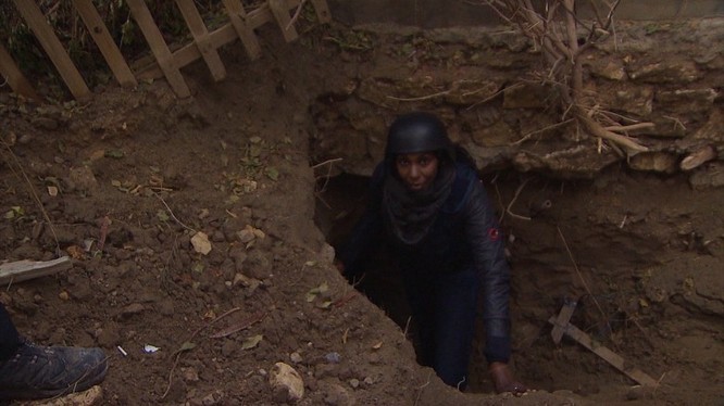 Phóng viên đi xuống một đường hầm của IS ở Ramadi. Ảnh: CNN