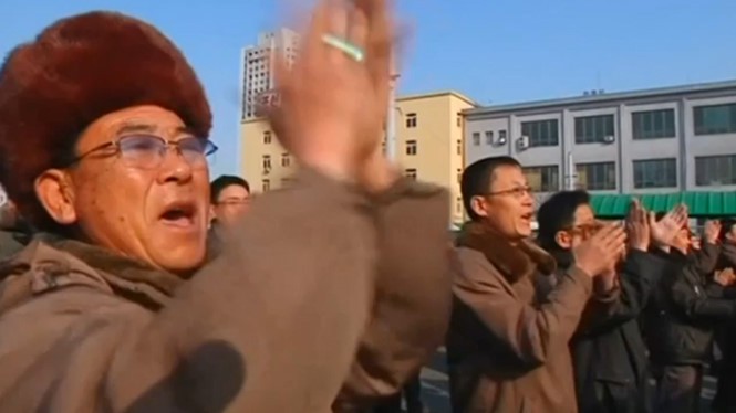 Người dân ở Bình Nhưỡng vỗ tay hoan hô khi nghe tin Triều Tiên lần đầu tiên thử thành công bom khinh khí - Ảnh: Reuters