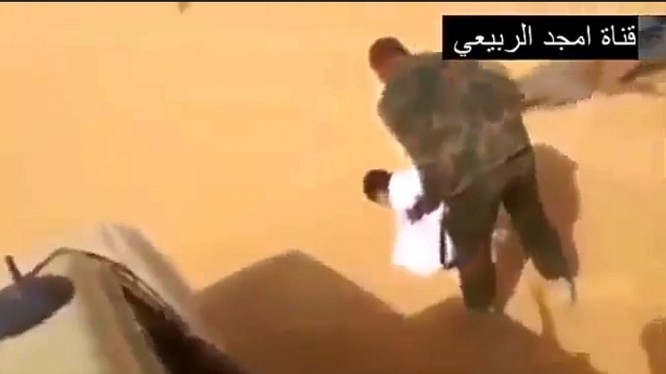 Nhiều tên phiến quân IS đã bị bắt sống khi đang dạo chơi trên sa mạc.