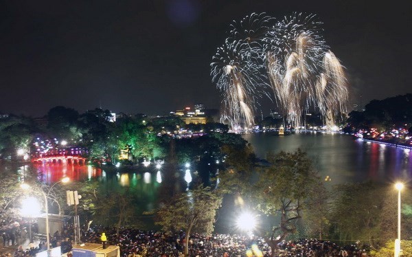Người dân Hà Nội xem pháo hoa dịp năm mới. (Ảnh minh họa: TTXVN)