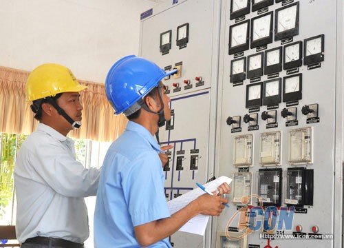 Việc Campuchia thiếu cung cấp thông tin gây tiềm ẩn nguy hiểm rã lưới cho hệ thống điện VN. Trong ảnh trung tâm điều độ hệ thống điện quốc gia xử lý các tình huống để đảm bảo hệ thống điện - Ảnh Nguyễn Khánh