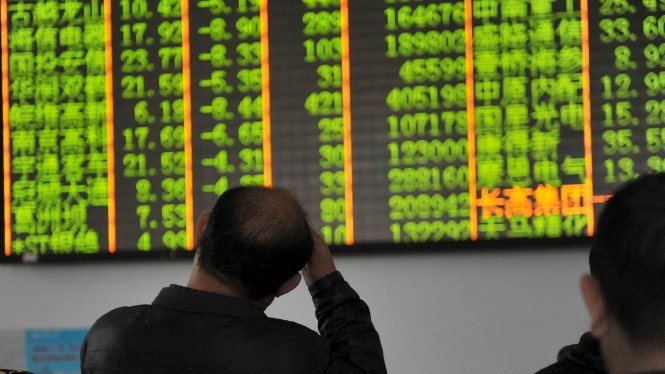 Nhà đầu tư Trung Quốc lo lắng theo dõi diễn biến thị trường chứng khoán trong một phòng giao dịch ở Hàng Châu - Ảnh: Reuters
