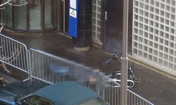 Thi thể kẻ tấn công trước đồn cảnh sát tại quận 18 ở Paris