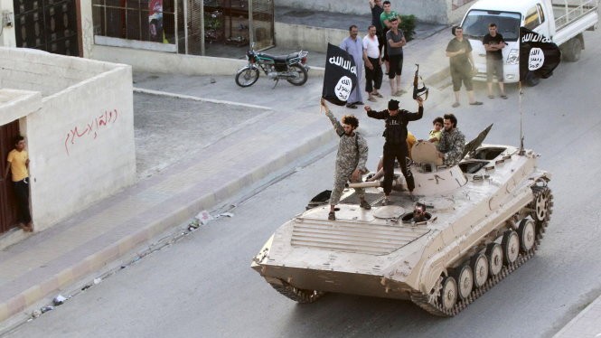 Các tay súng IS diễu hành ở "thủ đô" Raqqa - Ảnh: Reuters