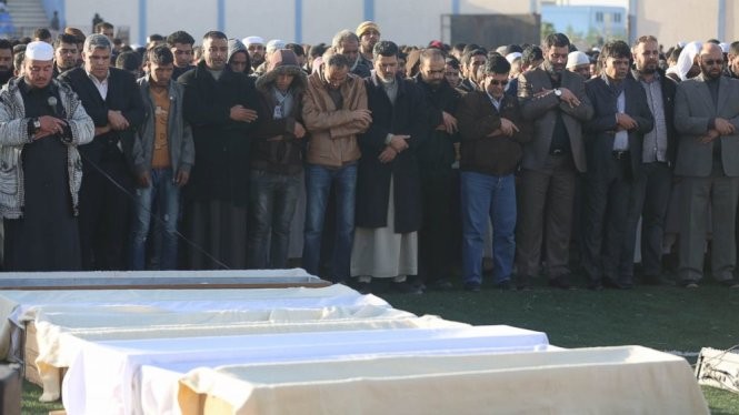 Người dân tham dự đám tang những cảnh sát bị sát hại trong vụ IS đánh bom xe liều chết vào một trường cảnh sát tại Zliten ngày 7-1-2016 làm ít nhất 60 người chết và khoảng 200 người khác bị thương - Ảnh: AP